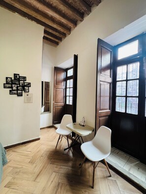 Deluxe Room | Iron/ironing board, free WiFi - Hotel Universidad (Guanajuato)