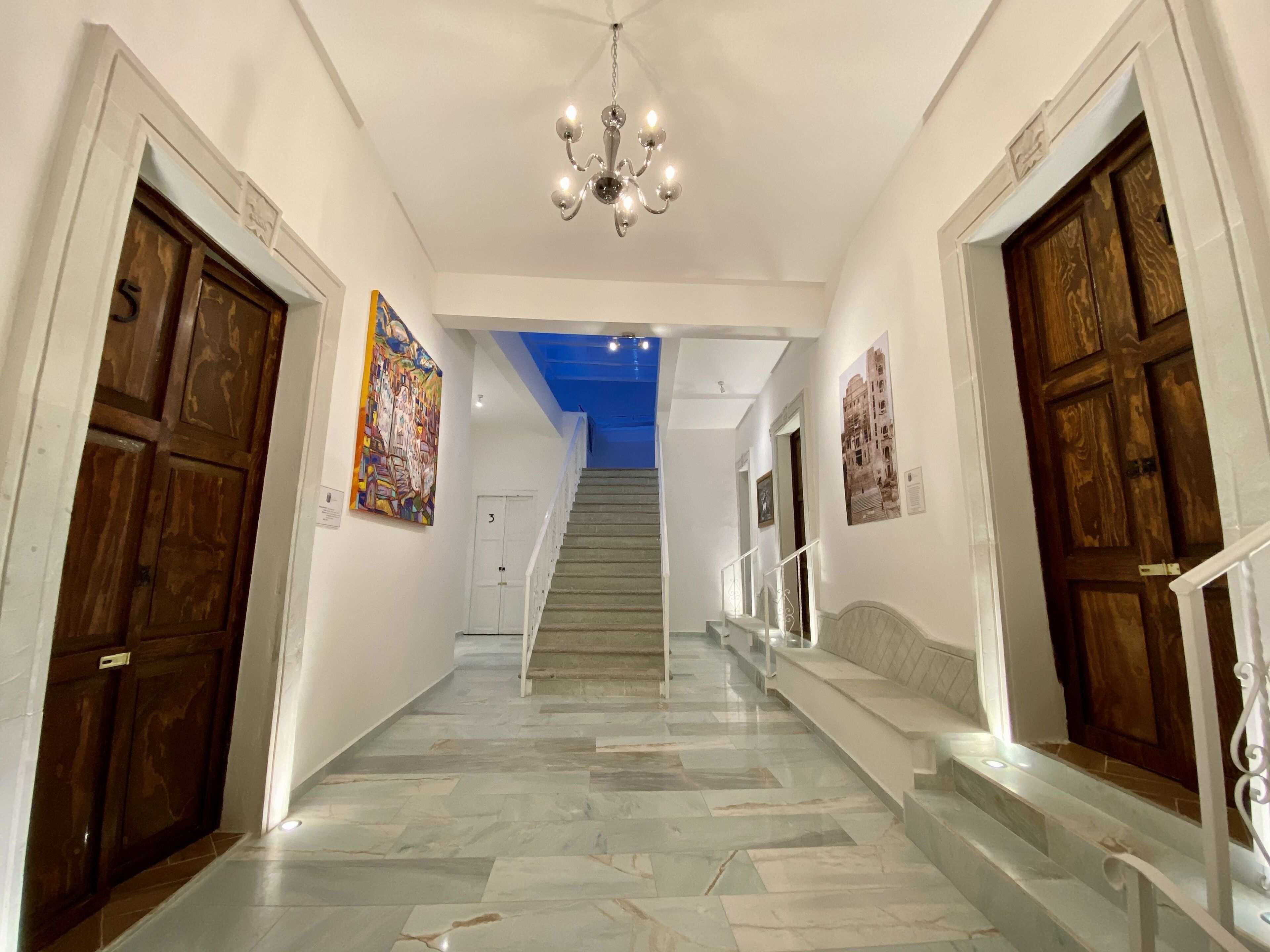 تلفزيون ذكي بحجم 43-بوصة يعرض قنوات تلفزيونية رقمية، تلفزيون