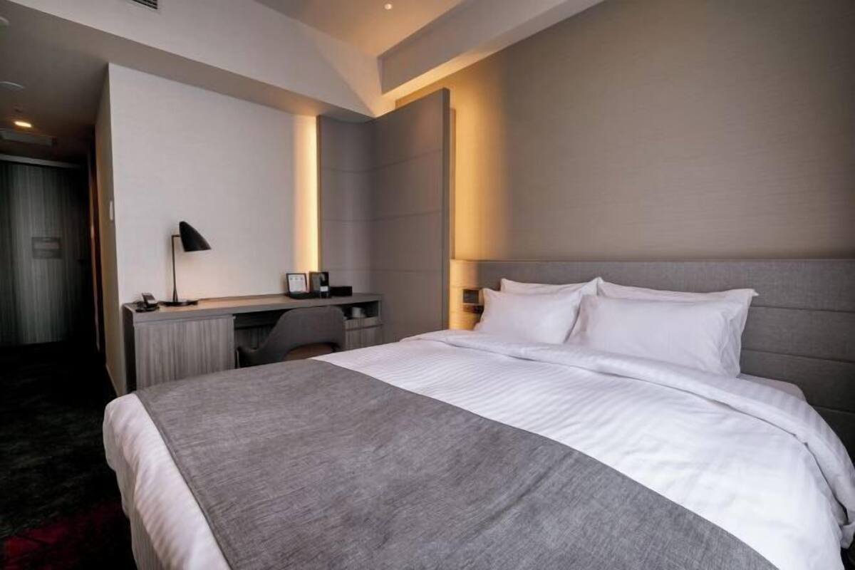 1 bedroom, down duvets, desk, free WiFi