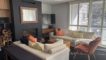 Smart TV, fireplace