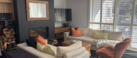 Smart TV, fireplace