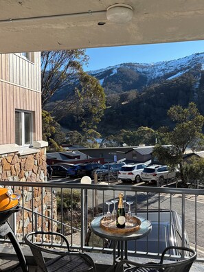 Outdoor dining - Snowman 3 Luxury stay Central Village & Parking. (Thredbo)
