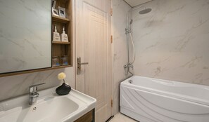 Deluxe Double Room | Bathroom | Free toiletries, hair dryer, bathrobes, slippers