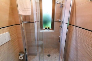 Dusche, Haartrockner, Bidet, Handtücher