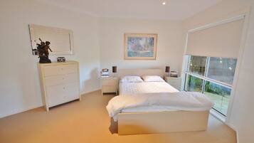 3 bedrooms, desk, iron/ironing board