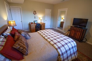 5 bedrooms, desk, iron/ironing board, travel cot - Spacious 5BR w/ epic views, 2 decks, game room, one-step entry, family-friendly! (Massanutten)