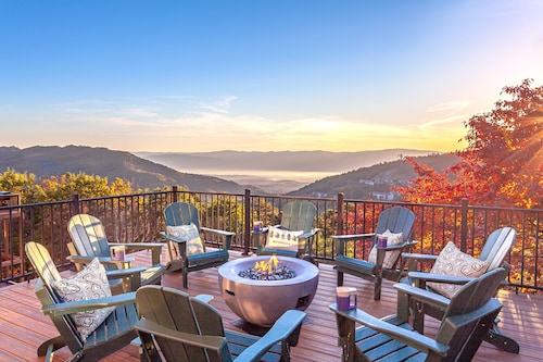 Spacious 5BR w/ epic views, 2 decks, game room, one-step entry, family-friendly!