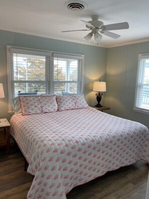 4 habitaciones, tabla de planchar con plancha y cuna de viaje 