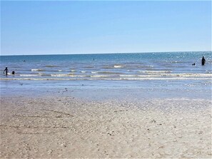 A beach with calm waters and a clear sky. - 3-bedroom mobile home  Sleeps 6 (Saint-Jean-de-Monts)