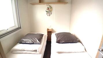 2 間睡房、熨斗/熨衫板