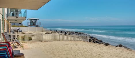 Plage, chaises longues, serviettes de plage