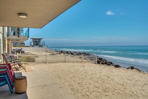Plage, chaises longues, serviettes de plage