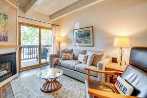 TV, fireplace, music library - 2 Blocks to Main St: Downtown Frisco Condo! (Frisco)