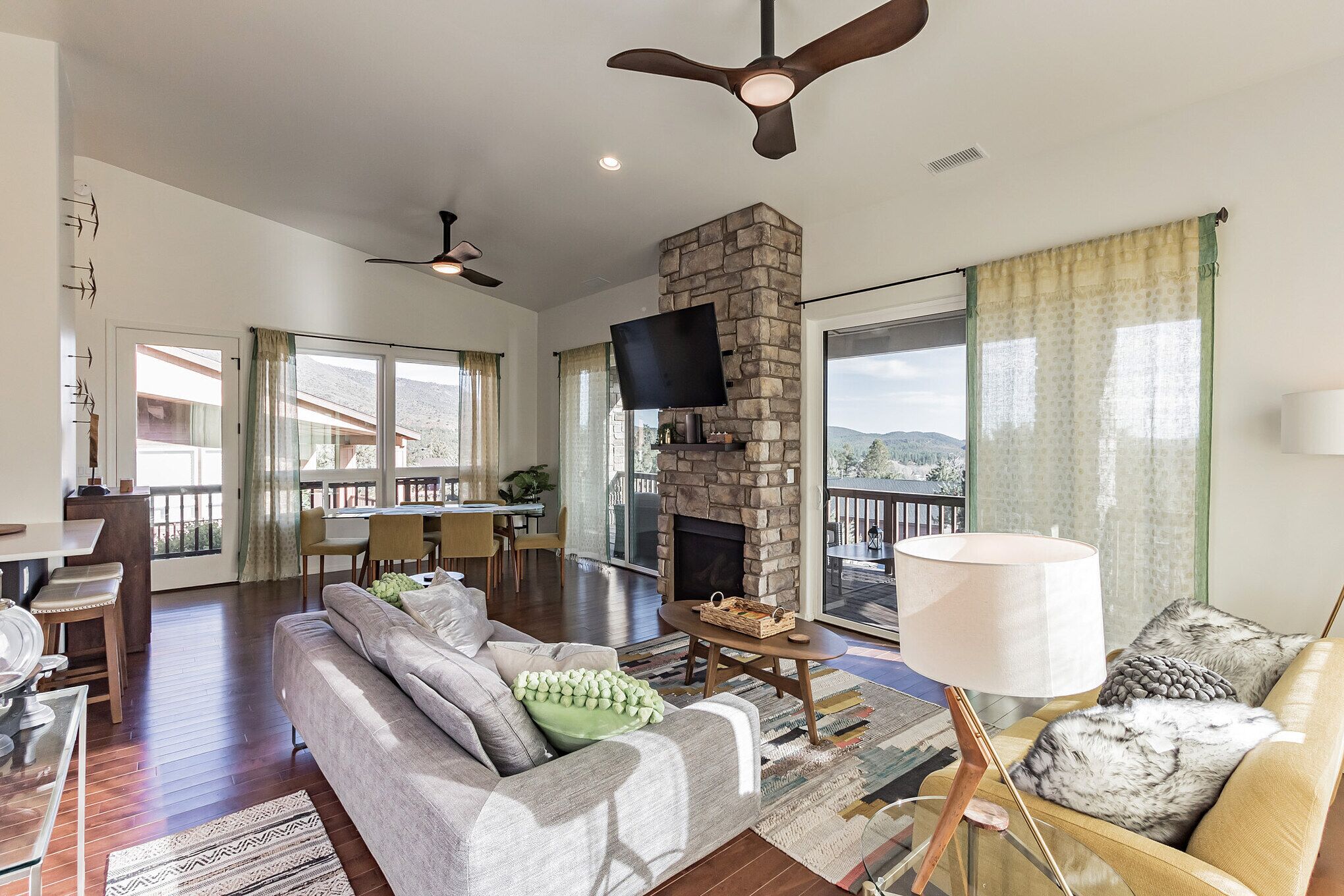 Télévision, cheminée