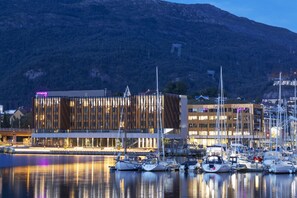 Fachada de la propiedad por la tarde o noche