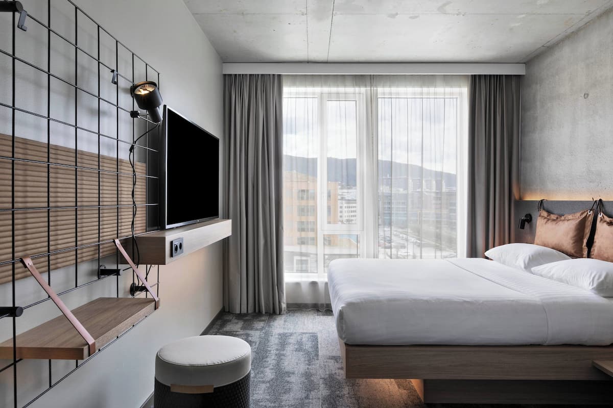 Room, 1 Queen Bed, City View | Premium bedding, blackout drapes, cribs/infant beds, free WiFi