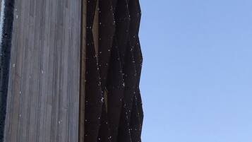 Un edificio con fachada de madera y paneles de metal corrugado.