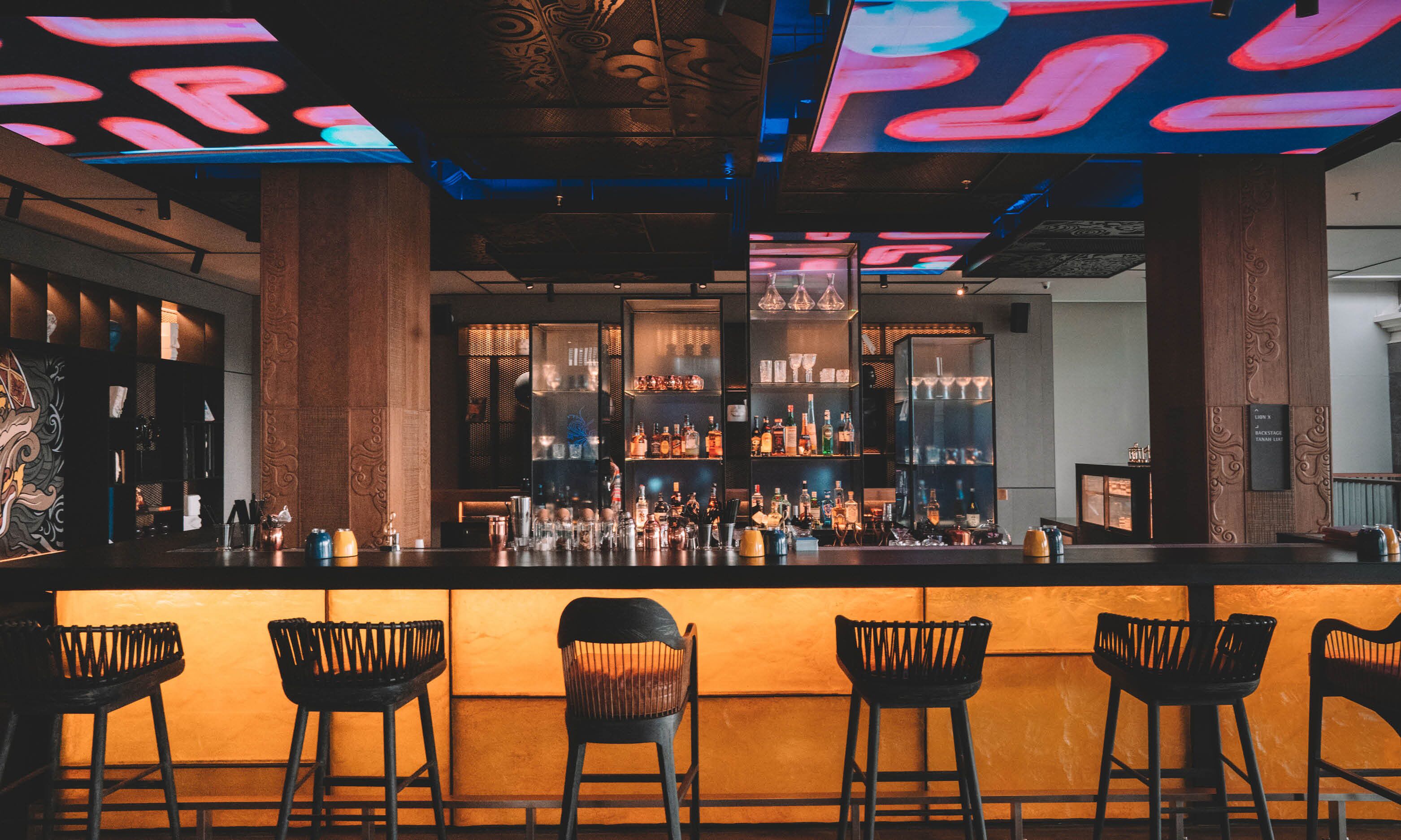 3 bars/lounges, een poolbar