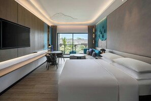 デラックス ルーム キングベッド 1 台ソファーベッド付き バルコニー | 羽毛の掛け布団、ミニバー、セーフティボックス (室内)、デスク