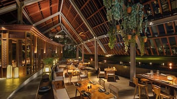 4 restaurants; ze serveren er ontbijt, lunch, diner en brunch