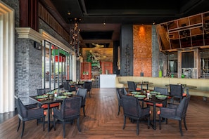 4 restaurantes; se sirve desayuno, almuerzo, cena y brunch