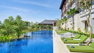 4 kolam renang outdoor, dengan payung kolam renang dan kursi berjemur