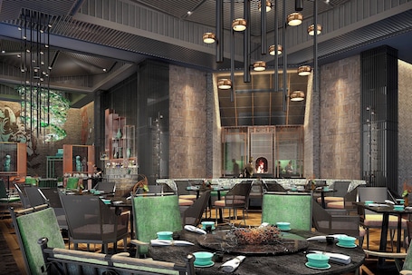 4 restaurants, breakfast, lunch served; local and international cuisine