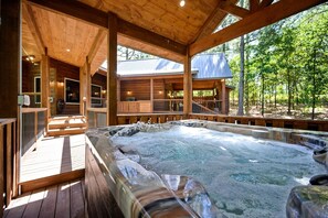 Outdoor spa tub - High-End Romantic 1 Bedroom Cabin in highly sought after Timber Creek area (Broken Bow)