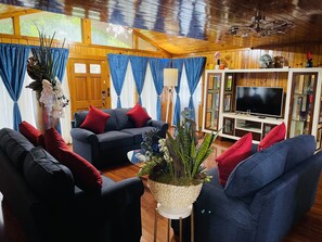 Smart TV - Gatlinburg, Fantasy, Great Mountain Views, Hot Tub, Fire Pit. (Gatlinburg)