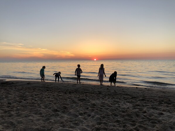 Una playa cerca, sillas reclinables de playa, toallas de playa
