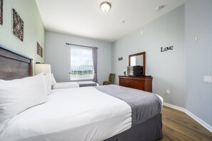 3 habitaciones, tabla de planchar con plancha y cuna de viaje 