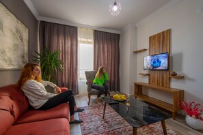 Apartamento Confort | Sala de estar | Una televisión LCD