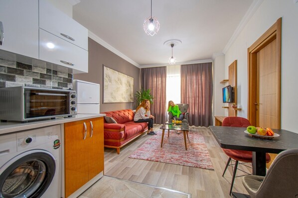 Apartamento Confort | Zona de estar | Una televisión LCD