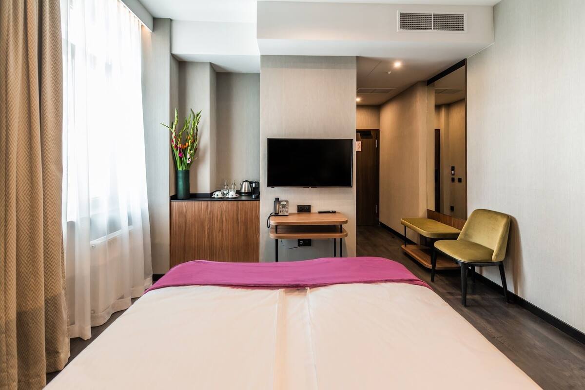 Hypo-allergenic bedding, in-room safe, desk, laptop workspace