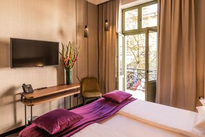 Hypo-allergenic bedding, in-room safe, desk, laptop workspace