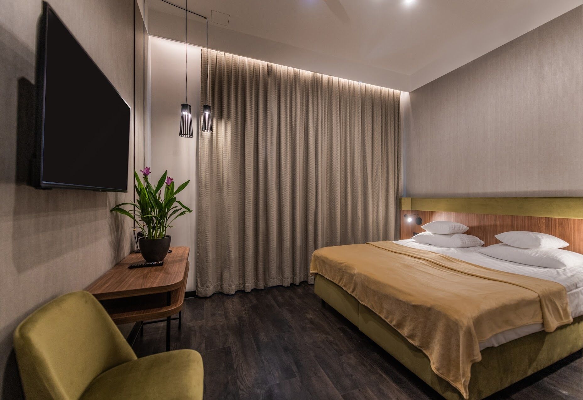 Hypo-allergenic bedding, in-room safe, desk, laptop workspace