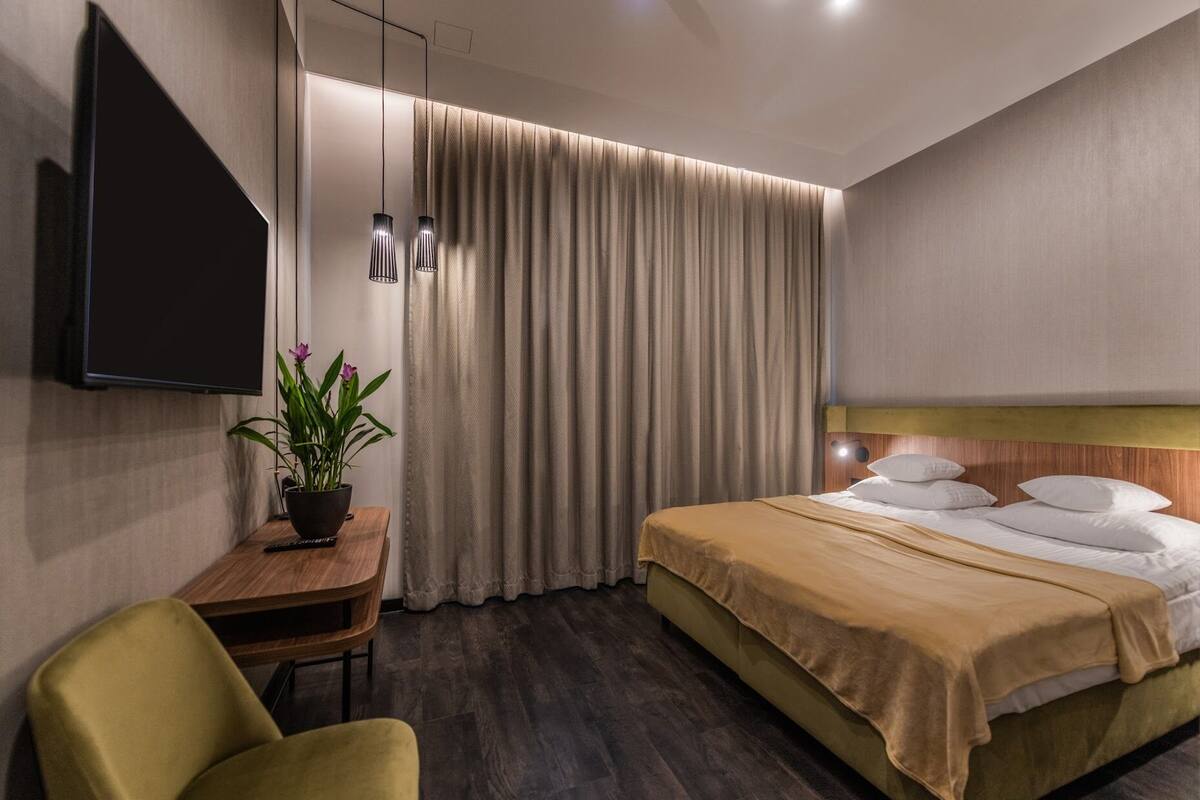 Hypo-allergenic bedding, in-room safe, desk, laptop workspace