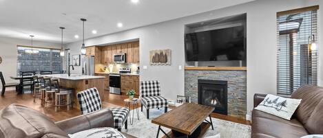 Stadtwohnung, 3 Schlafzimmer | Wohnbereich | Fernseher