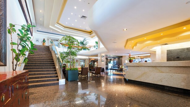 Lobby - *Luana Waikiki*No Resort Fees* (Honolulu)