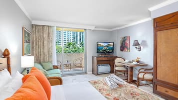 Een kluis op de kamer, een strijkplank/strijkijzer, gratis wifi