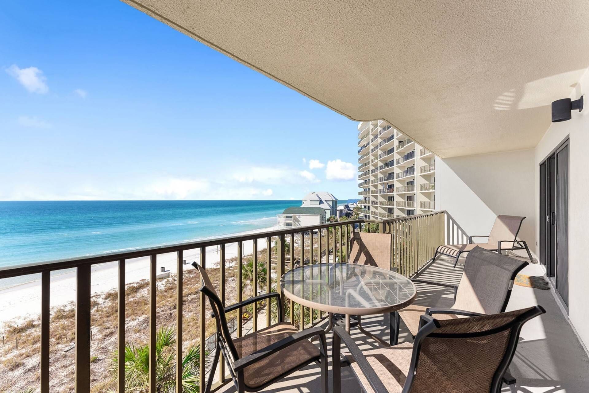 Beachfront Condo, Gulf Views, Updated Kitchen, Balcony - Free WiFi/Parking! Commodore Resort w/ Pool