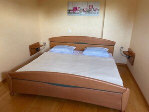 1 bedroom, in-room safe, desk, iron/ironing board