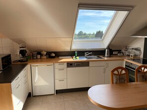 Kühlschrank, Mikrowelle, Ofen, Geschirrspüler