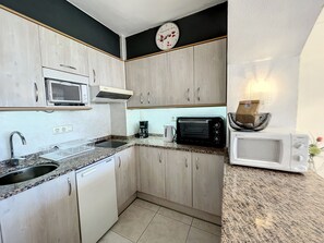 Kühlschrank, Mikrowelle, Wasserkocher mit Kaffee-/Teezubehör, Toaster