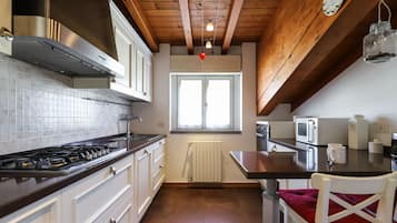 Apartment (2 Bedrooms) | Eigene Küche | Großer Kühlschrank, Mikrowelle, Ofen, Herdplatte