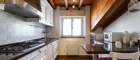 Apartament (2 Bedrooms) | Cuina privada | Frigorífic gran, microones, forn i placa de cuina