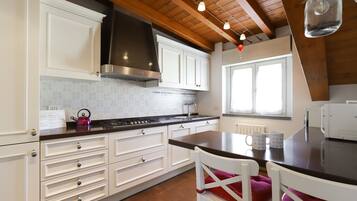 Apartment (2 Bedrooms) | Eigene Küche | Großer Kühlschrank, Mikrowelle, Ofen, Herdplatte