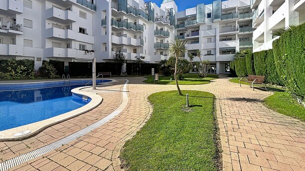 A modern apartment building with a swimming pool, a small garden, and a clear blue sky. - R. MARINE II 434 Roses / Roses - INTERimmo (Rosas / Roses)