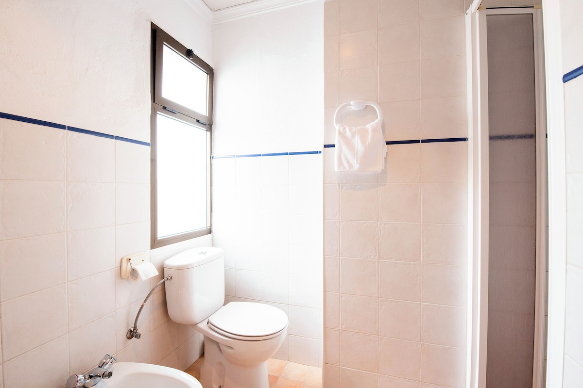 Ein Badezimmer mit Toilette, Waschbecken und Dusche.