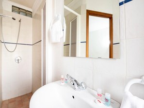 Perlengkapan mandi gratis, pengering rambut,  dan handuk